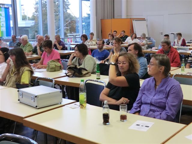 Besucher lauschen dem Vortrag von Paul Russmann über deutsche Rüstungsexporte bei der Veranstaltung  zum Antikriegstag 2011 im Mannheimer Gewerkschaftshaus